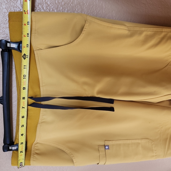 Figs Yellow Scrub set, Top S, Pants MP - Picture 7 of 9